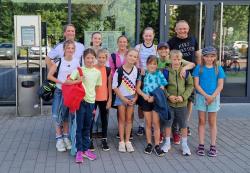 TGK Schwimmerinnen und Turnerinnen beim Turmspringen